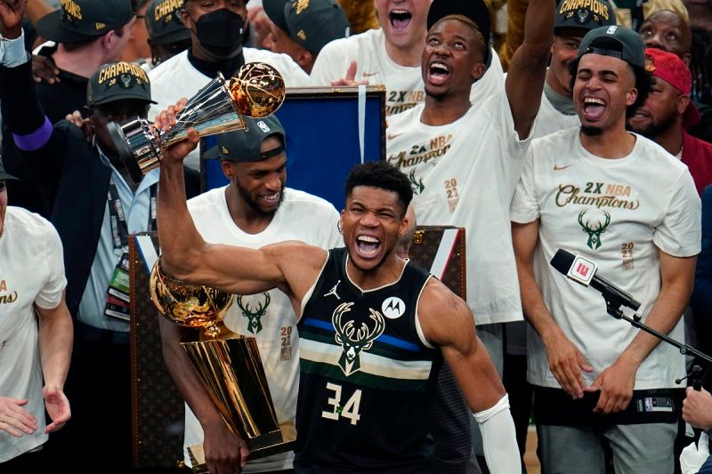 ▲當家球星「字母哥」Giannis Antetokounmpo率公鹿奪冠並當選FMVP。(圖/美聯社/達志影像)