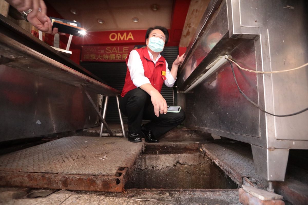 ▲基隆市長林右昌今（21）日前往基隆廟口視察排水溝的清淤作業。（圖／基隆市政府提供）