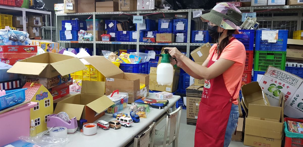 ▲新北市玩具銀行在疫情的期間清潔消毒二手玩具，並整理居家玩具包送給社福機構和弱勢家庭。（圖／新北市政府社會局提供）