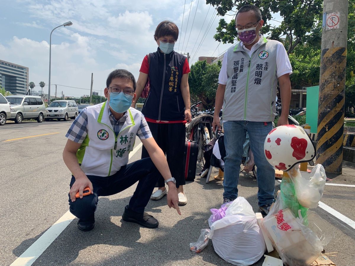 ▲議員林祈烽前往現場，目擊整袋針頭就被丟棄(圖／林祈烽服務處提供2021.7.21)