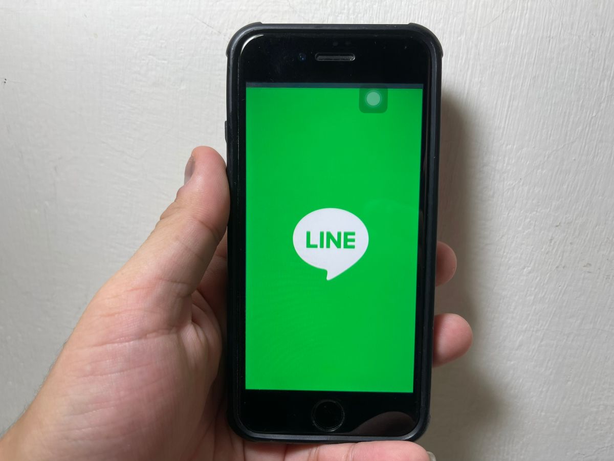 ▲科技網路發達，社群通訊軟體也經過許多更迭，現在，不少人都是透過LINE來聯繫親友以及通話。（圖/記者王柏文攝）