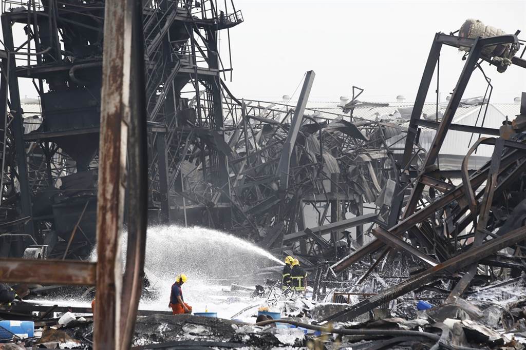 ▲4日凌晨開始，該工廠爆炸後冒出陣陣濃煙，從曼谷市區也可看到其異狀。消防隊投入救援後，火勢在5日清晨4點趨緩，但午後又短暫復燃，警消人員耗費超過26小時才撲滅火勢。（圖／美聯社／達志影像）