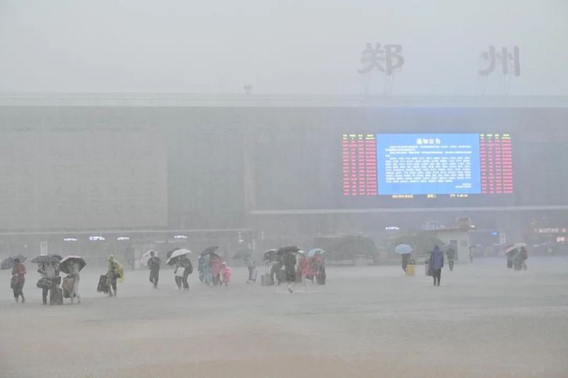 ▲中國河南省鄭州市遭逢大雨，被官煤譽為「五千年一遇」的降雨，不只造成嚴重災損，全城也幾乎陷入停擺。（圖／翻攝自微博）