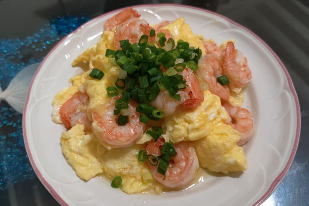 ▲一名女網友表示她到大賣場買了一包蝦仁，也用它做出了又滑又嫩的「滑蛋蝦仁」，並分享了「簡易3步驟」，貼文一出，老饕們口水直流。（圖／翻攝自《Costco好市多 商品經驗老實說》）