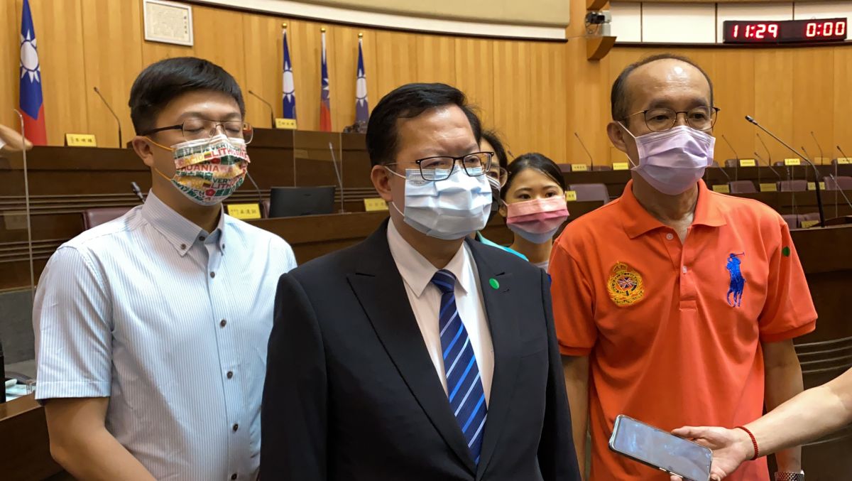 ▲鄭文燦針對媒體報導指他與台南市長黃偉哲都表態第二劑疫苗要打國產高端疫苗一事表示，「報導有一點錯誤」。（圖／記者李春台攝，2021.07.21）