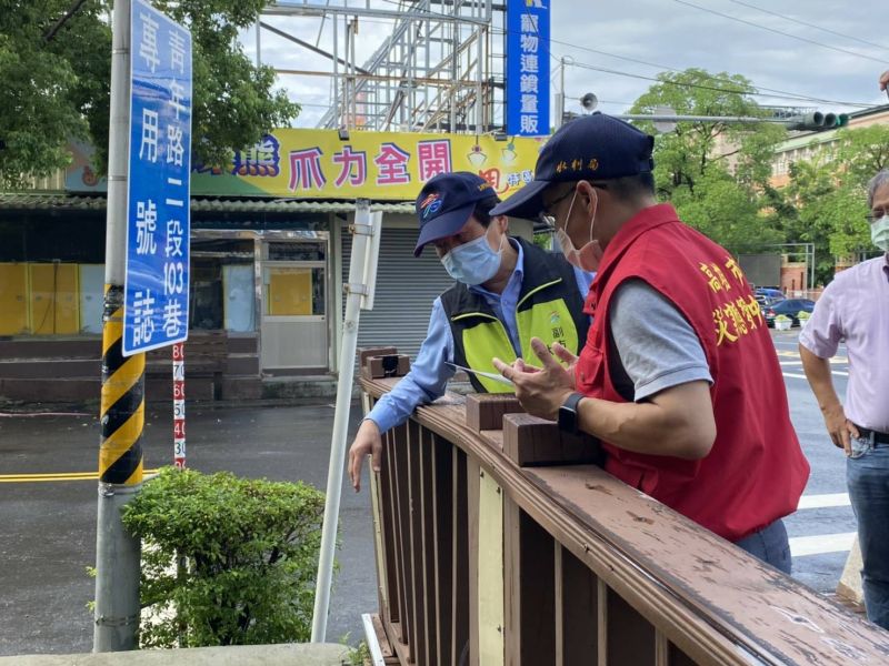 ▲林欽榮今天視察鳳善區青年路2段、曹公圳排水系統，要求水利局採移動式抽水機支援、待命，配合綠園道工程，以解決附近居民淹水問題。(圖／高市府提供)