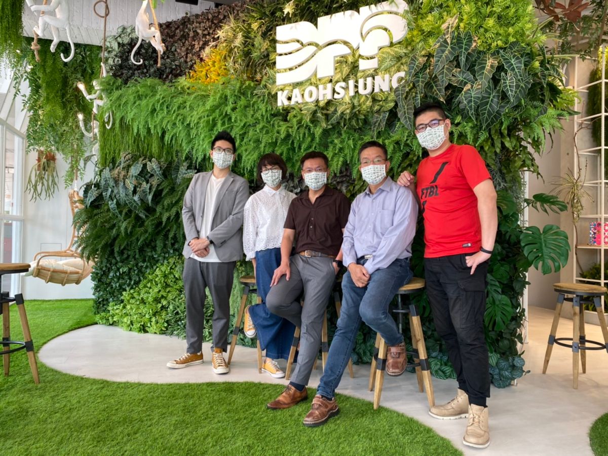 ▲民進黨高雄市黨部執行長及三位副執行長就位，包括執行長楊于謙（右2）、副執行長劉瑞堂（右1）、首席副執行長王淑芬（右4）及副執行長江柏橙（右5），主委趙天麟（中）希望能共同擴大基層服務。（圖／民進黨高雄市黨部提供）