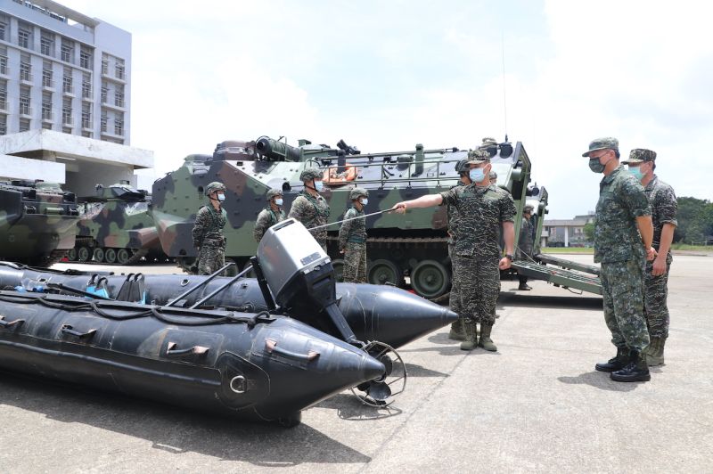 烟花颱風來襲　第三作戰區：超前部署AAV7兩棲突擊車救災
