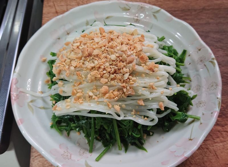 ▲原PO也採納其中一位網友說的「燒一鍋水放點油放點鹽,起鍋後泡個冰水,涼了後擠沙拉上面放素肉鬆好吃」意見,並PO出成品照。(圖/翻攝自《廚藝公社》)
