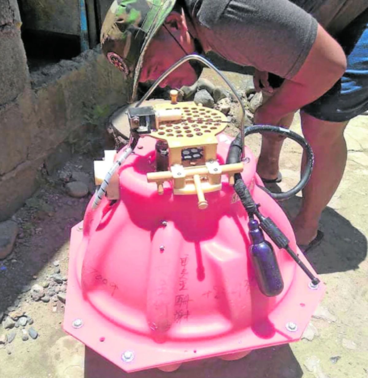 ▲菲律賓漁民近日在呂宋島中部海域，尋獲一台疑似海底地震儀的機具。由於機具寫有中文，專家懷疑這是中國用於探勘石油的儀器。（圖／翻攝《每日詢問報》）