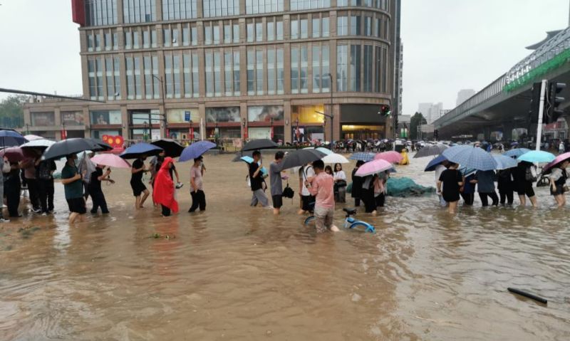 ▲中國河南近日暴雨釀災，省會鄭州大半面積都泡在水裡。（圖／翻攝自中新網）