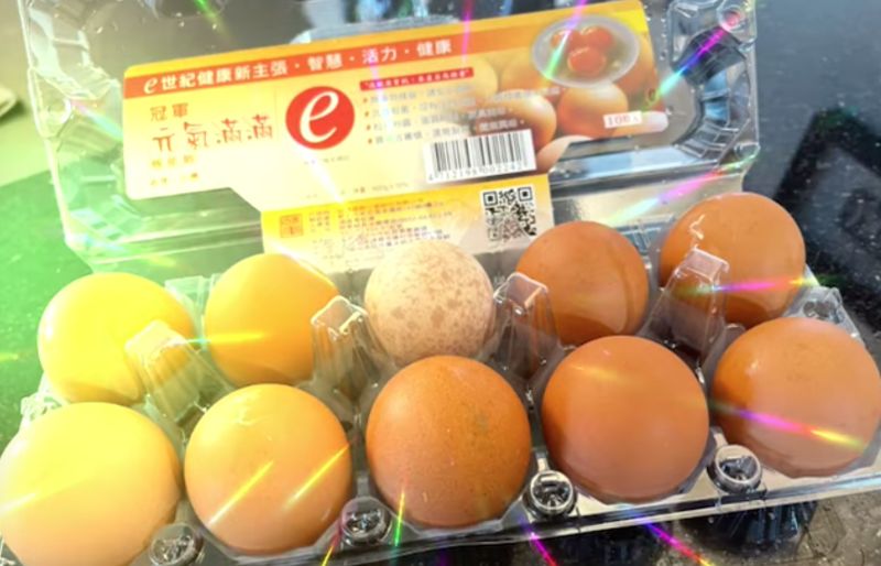 ▲女子到超市買了一整盒生雞蛋，回家掀開盒蓋卻發現，裡面暗藏一顆「神祕彩蛋」。（圖／翻攝自臉書《我愛全聯-好物老實說》）