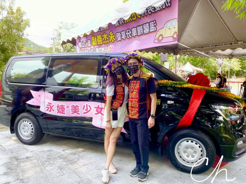 ▲賈永婕（左）與老公大手筆送疫苗專車。（圖／賈永婕臉書）