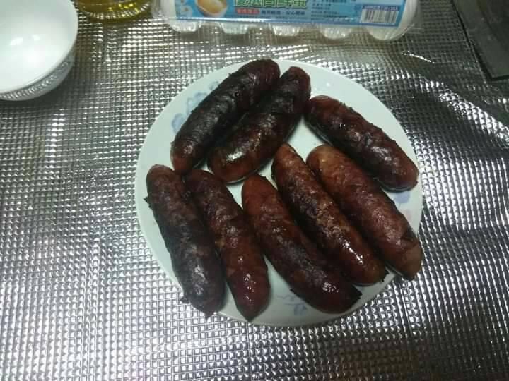 ▲香腸外皮較薄，經常煎香腸火侯沒控制好，一丟下鍋一下就燒焦發黑。（圖/廚藝公社）