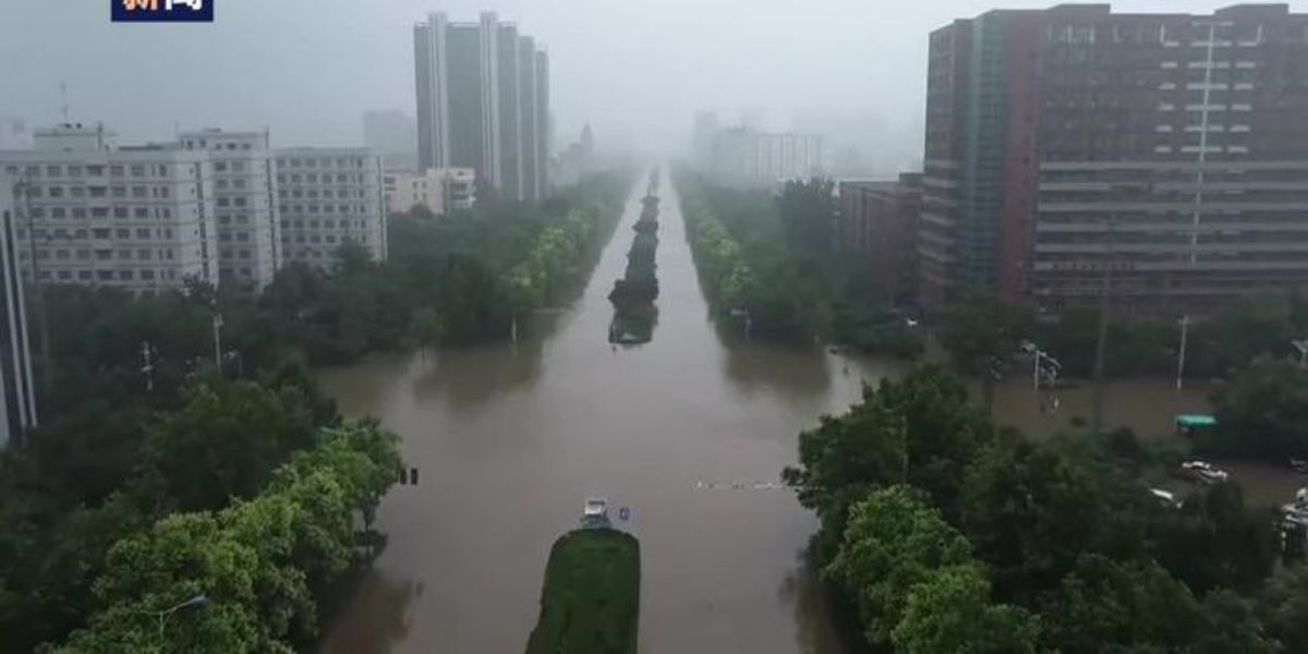 ▲中國河南省近日暴雨，鄭州、新鄉、安陽都傳出嚴重災情。（圖／翻攝自央視）