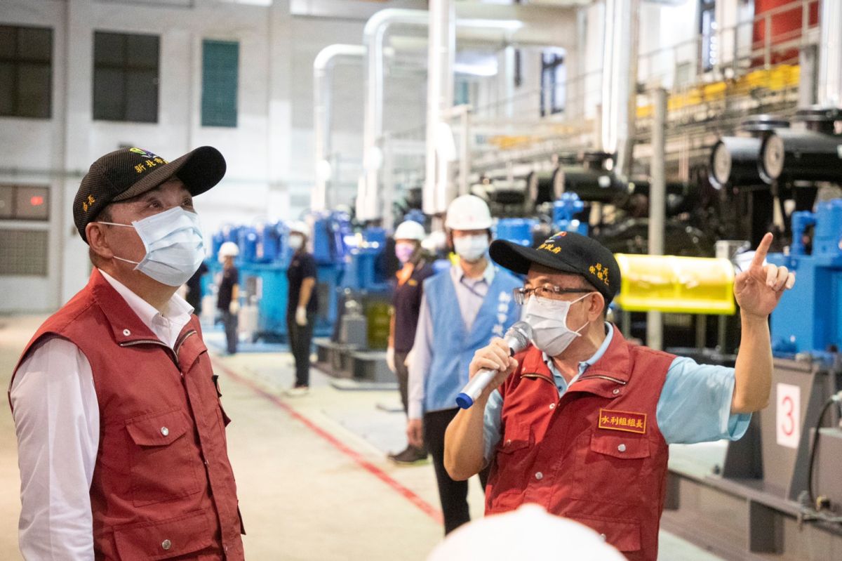 ▲新北市長侯友宜到土城抽水站視察抽水機組的運作是否正常。（圖／新北市政府提供）