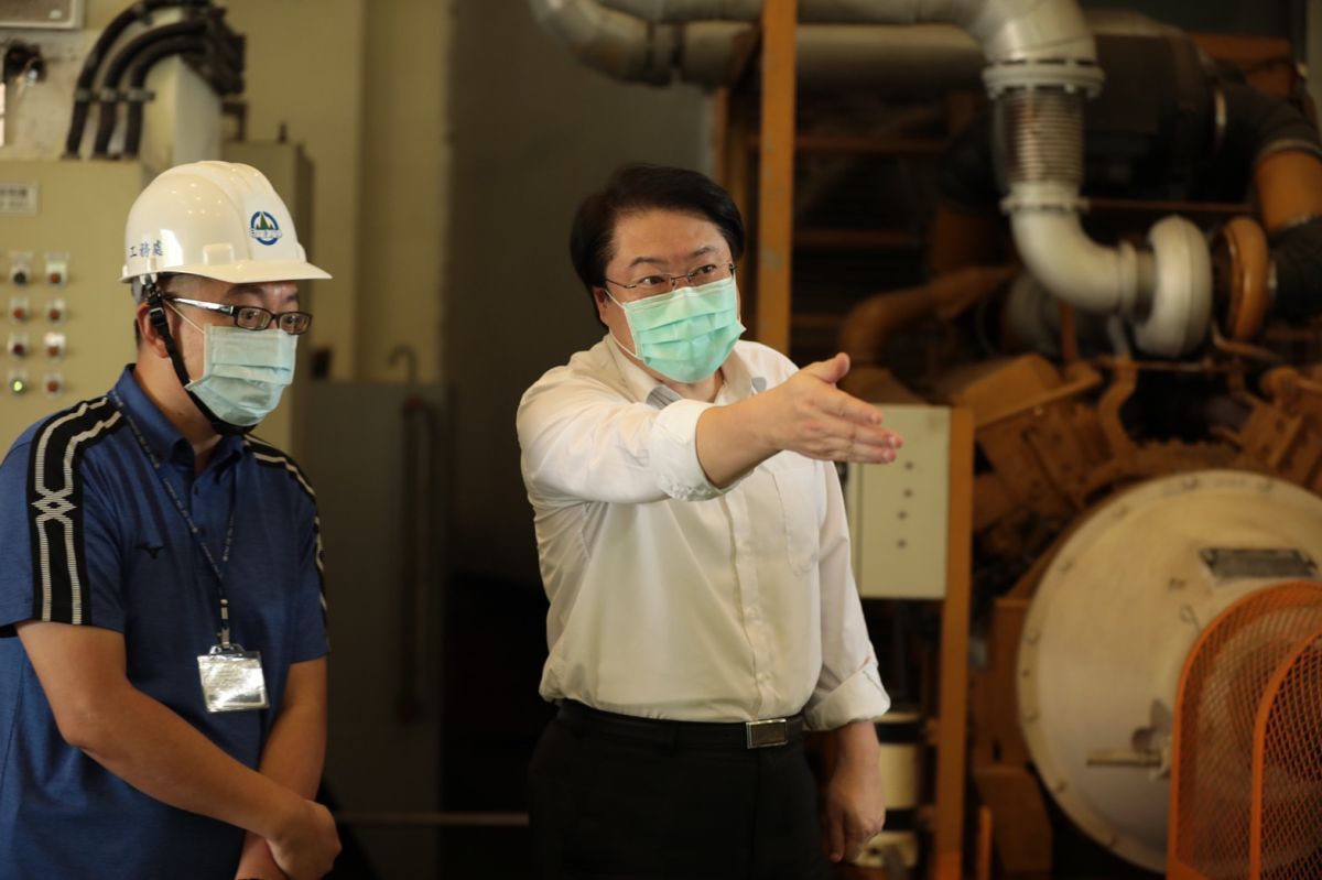 ▲基隆市長林右昌今（22）日上午前往堵南抽水站視察，感謝同仁24小時守護鄰近地區的安全。（圖／基隆市政府提供）
