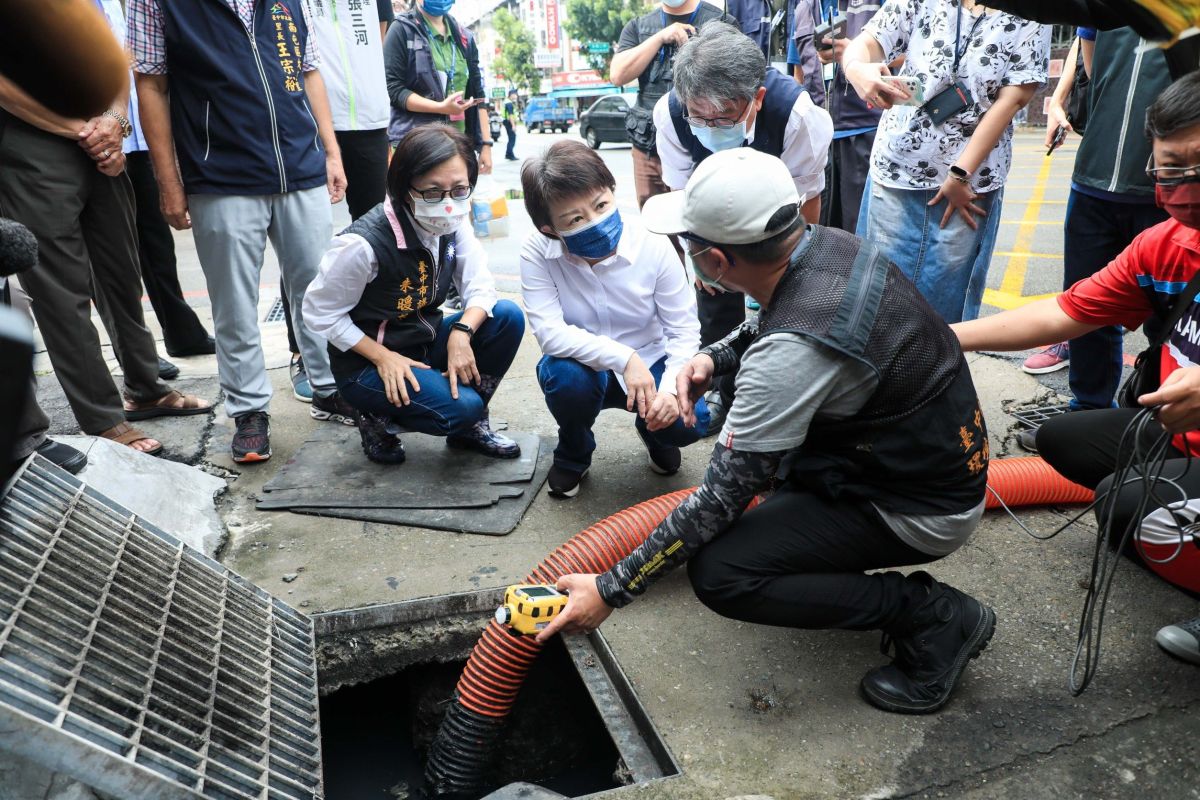 ▲市長盧秀燕前往南屯區大墩路清潔隊道路側溝清疏作業狀況(圖／市政府提供2021.7.22)
