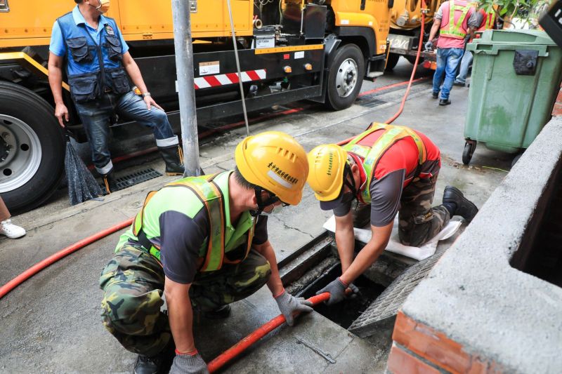 ▲台中市環保局清潔隊道路側溝清疏(圖/市政府提供2021.7.22)