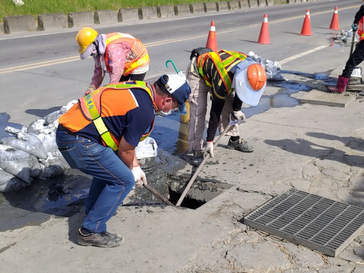 ▲新北市政府環保局各區清潔隊針對境內易積淹水或高風險區域的側溝，加強巡檢及清淤的作業。（圖／新北市政府環保局提供）