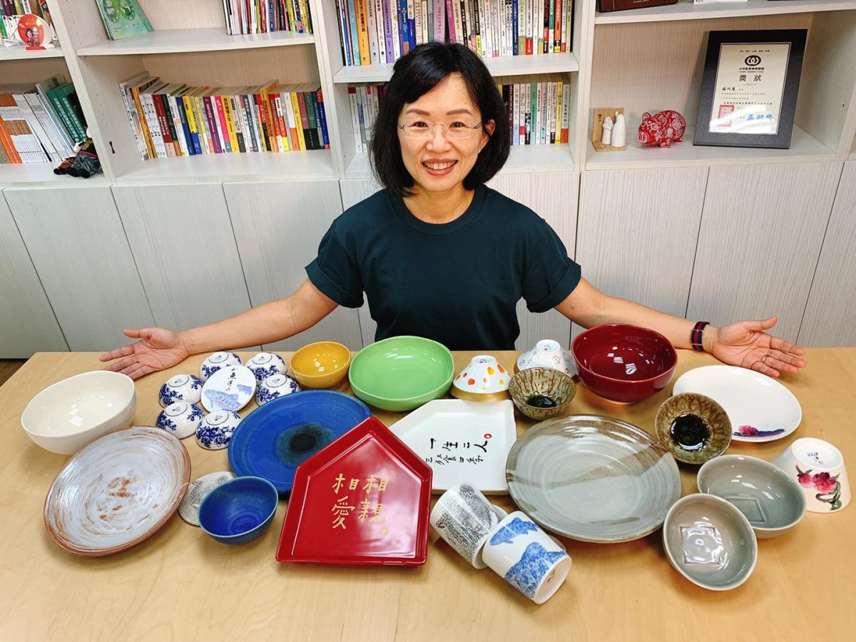 ▲民進黨立委蘇巧慧號召立委同事，以鶯歌陶瓷餐盤盛裝台灣各地外帶美食，協助餐飲業及在地產業度過疫情難關。（圖／翻攝自蘇巧慧臉書）