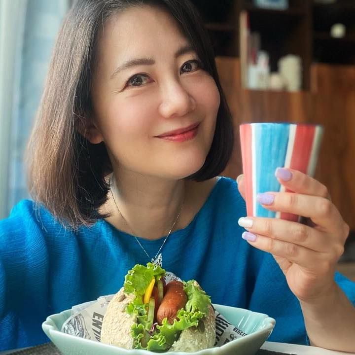 ▲來自台北市士林北投的民進黨立委吳思瑤,推薦選區內的蔬食漢堡。(圖/吳思瑤臉書)