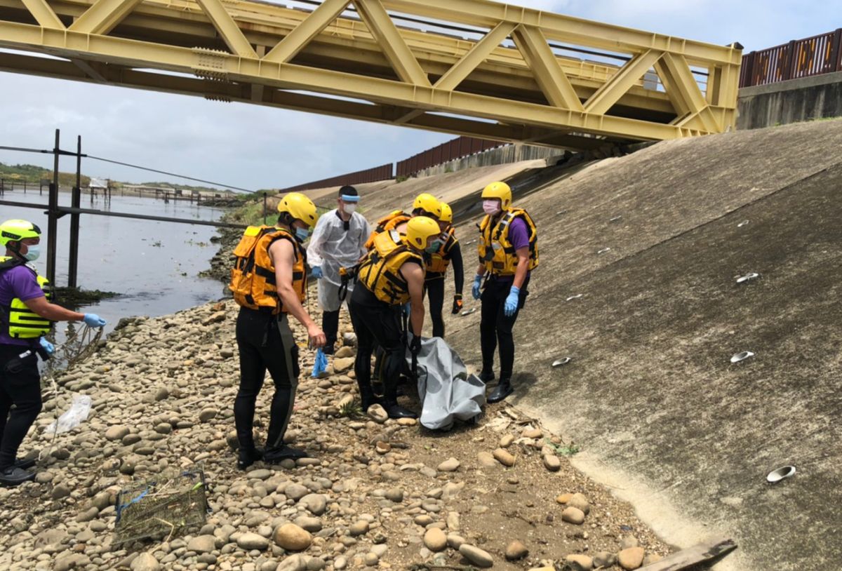 ▲去年曾因毒品遭到逮捕的夏姓男子，今天上午在大園新街溪出海口附近被人發現，被打撈上岸後發現他全裸，死因尚待調查。（圖／記者李春台翻攝）