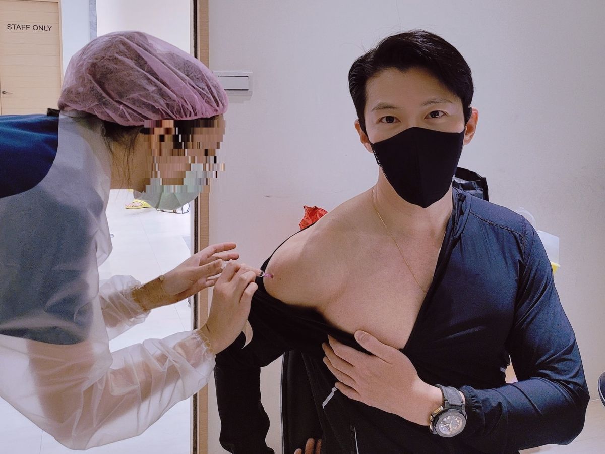 ▲黃少祺接種AZ疫苗。（圖／翻攝黃少祺 Eric Huang臉書）