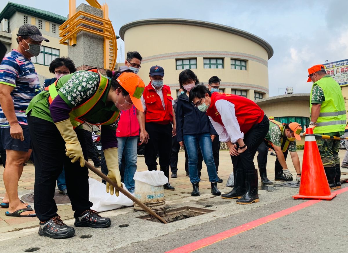 ▲陳其邁視察防汛工程。（圖／高市水利局提供）