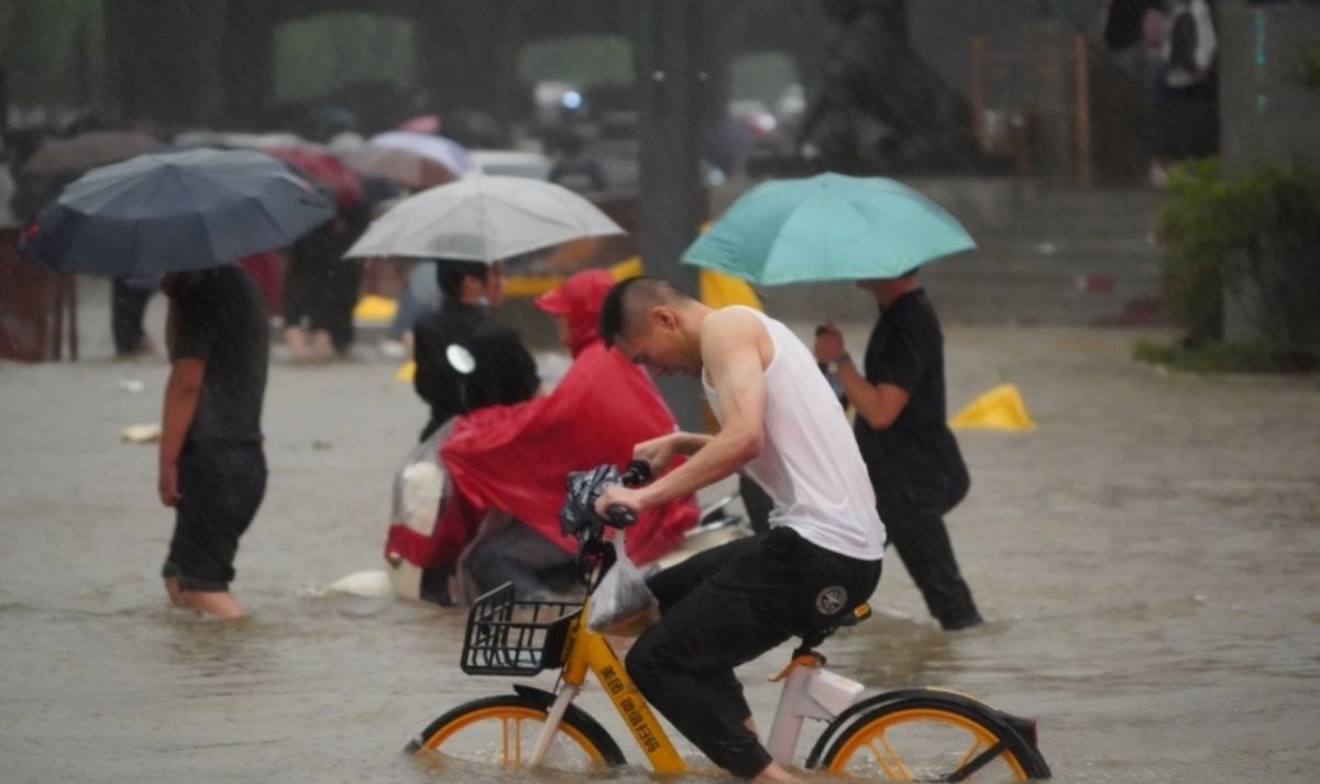 ▲昨天是河南鄭州市特大暴雨一週年，當時全市有380人死亡失蹤。不過，官媒昨天對此紀念日集體失聲。（圖／翻攝自中新網）