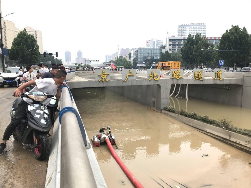 ▲民眾圍觀隧道抽水過程。（圖／翻攝自北京日報）