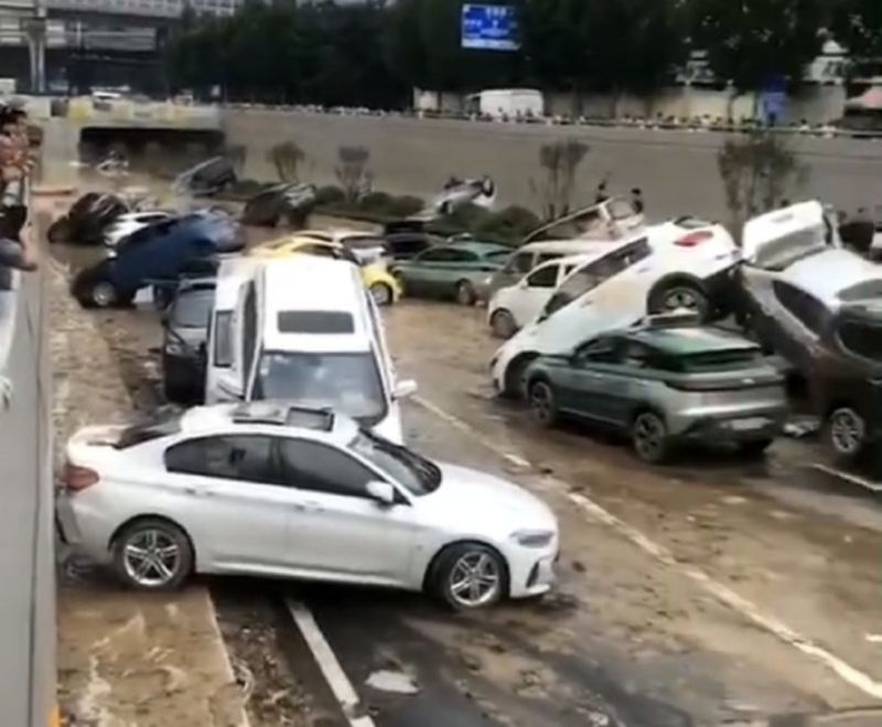 ▲鄭州京廣路隧道20日晚間被洪水淹沒，許多車輛慘遭滅頂，在經過抽水後車體才逐漸露出。（圖／翻攝自微博）