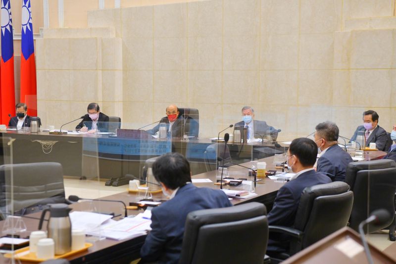 ▲行政院召開擴大防疫會議,行政院長蘇貞昌拍板,27日起調降為二級警戒。(圖/行政院提供)