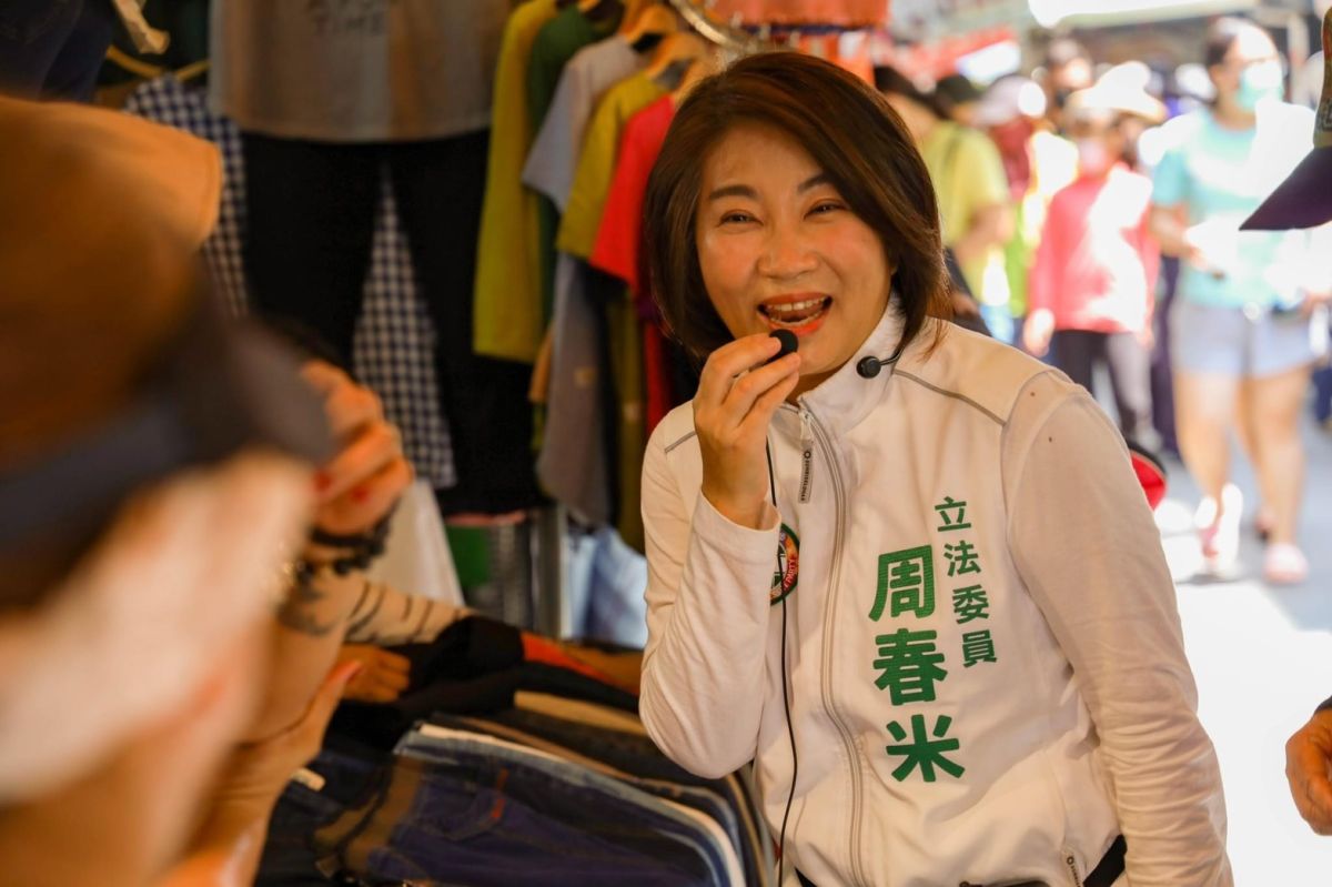 ▲民進黨立委周春米推出「米米醬」貼圖，有別於傳統政治人物貼圖，盼讓人留下深刻印象。（圖／翻攝自周春米臉書）