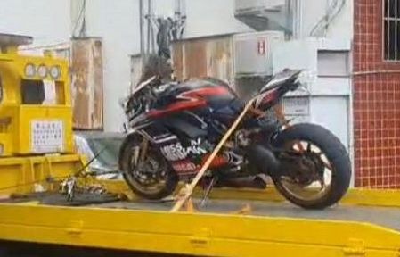 ▲警方今晨逮捕飆車手，並將該輛「杜卡迪」重機扣押抵（圖/記者鄧力軍翻攝）