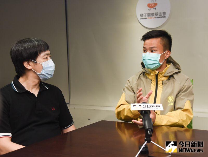 ▲橘子關懷基金會執行長「阿餅」陳秉良和袁永誠對談。(圖/陳明安攝)