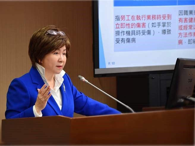 ▲張育美為醫護發聲，希望中央能簡化程序並提升疫苗接種補貼。（圖／張育美服務處提供）