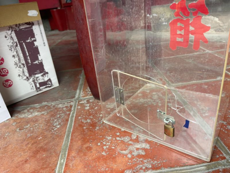 ▲廟裡的功德箱遭到竊嫌破壞。(圖/翻攝畫面)