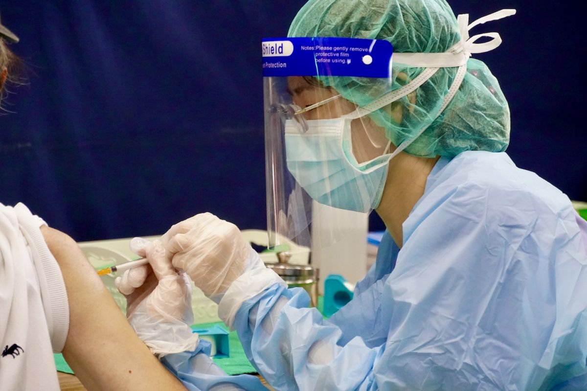 ▲陳時中今（29）日於記者會上宣布，只要是合法居留的外籍人士，也可以上預約平台進行接種意願登記。（示意圖／NOWnews資料照）