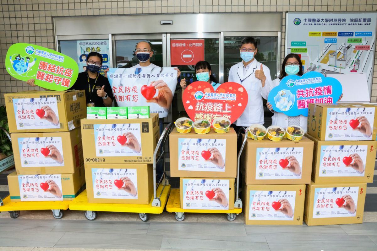 ▲台中葳格國際學校力挺第一線醫護人員，分贈5醫院大批口罩、防護衣等防疫物資。（圖／葳格提供）