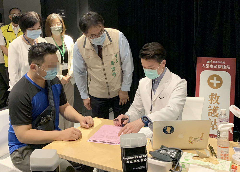 ▲黃偉哲於南美館二館感謝奇美醫學中心心臟血管內科主治醫師洪俊聲至現場支援評估民眾施打COVID-19疫苗（圖／奇美醫院提供）