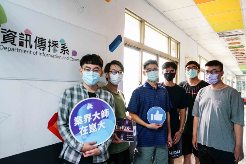 ▲蔡德明(左三)熱衷教學,相當受到學生喜愛(圖/崑山科大提供)