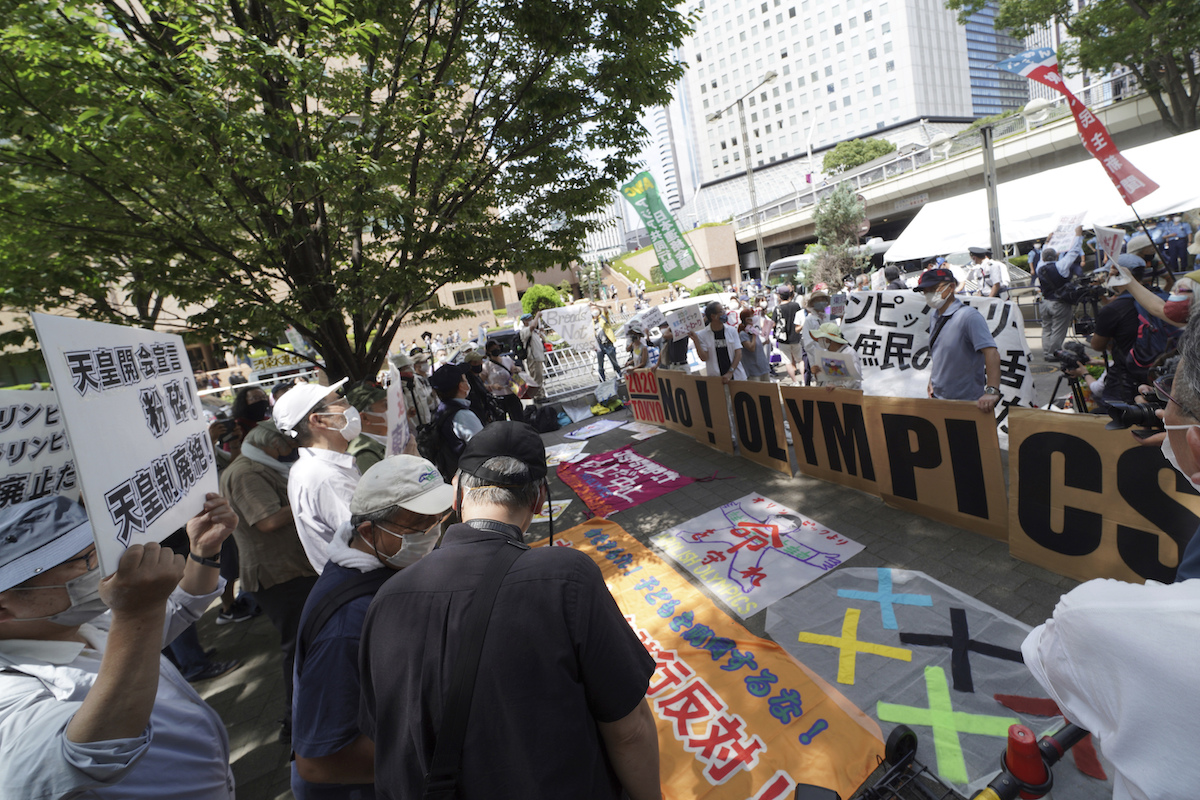 ▲日本東京奧運今天晚上即將正式開幕，由於日本民眾對東奧立場兩極，部分民眾晚間將前往開幕主場館附近抗議。加上醫療從業人員憂慮造成醫療崩潰，都讓東奧歡欣氣氛有些走味。（圖／美聯社／達志影像）