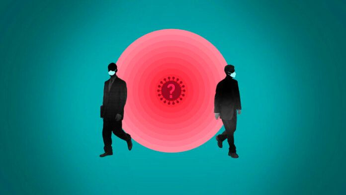 ▲隨著確診數不斷上升，許多人開始點出：接種疫苗後是否仍該配戴口罩？(圖/取自美聯社)