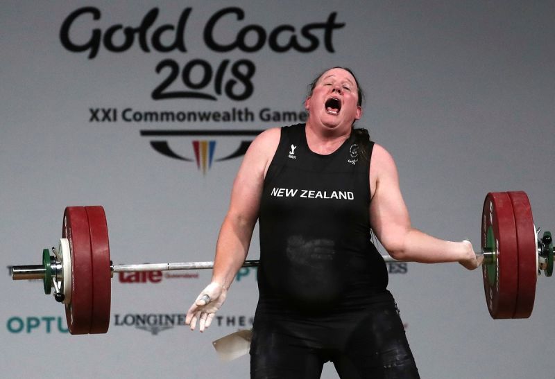 ▲2020東京奧運出現奧運史上首位跨性別參賽選手，43歲的Laurel Hubbard代表紐西蘭參加女子舉重87公斤以上級比賽。（圖／美聯社／達志影像）