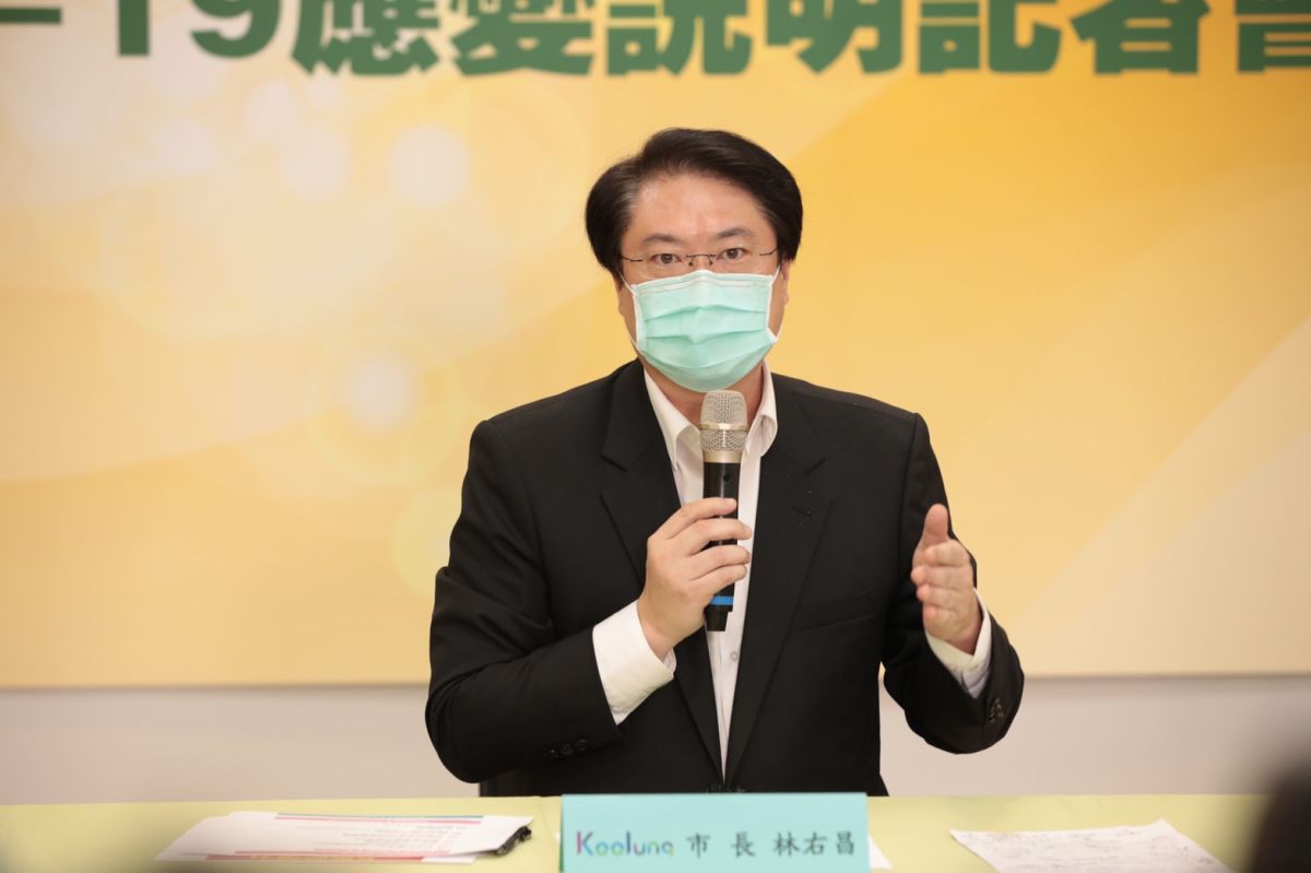 ▲基隆市長林右昌指出，基隆市的市場、夜市、餐廳，自7月27日起開放餐飲內用，並採梅花座、設置隔板及保持社交距離。（圖／基隆市政府提供）