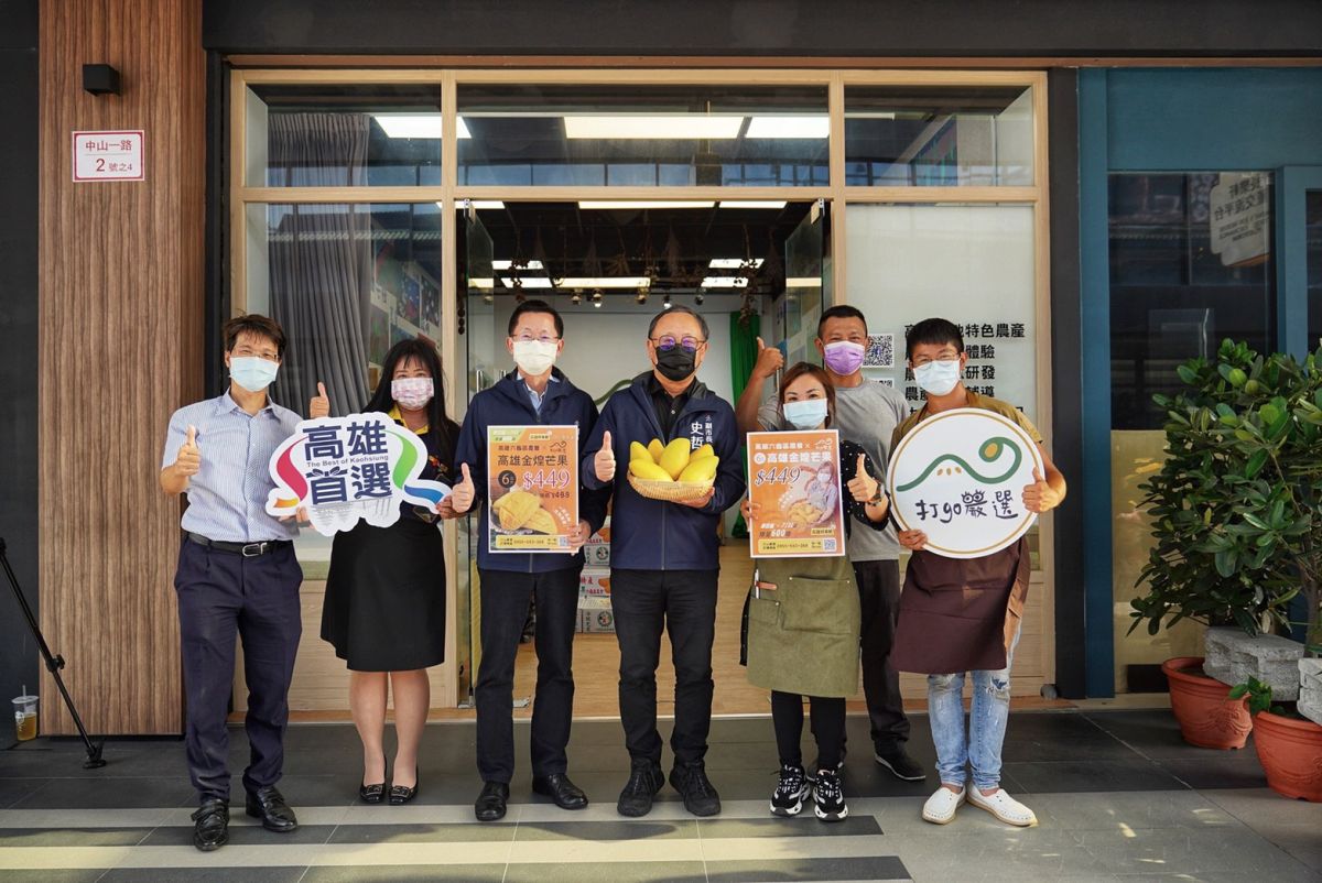 ▲副市長史哲今天特別來到出貨點感謝所有用心的農民朋友、熱情的司機大哥們，將新鮮金煌芒果，即時送到市民朋友手上！（圖／截自史哲臉書）

