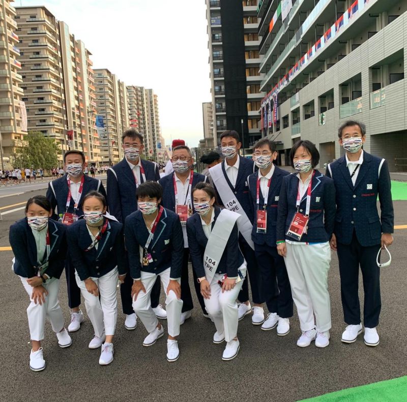 ▲中華隊由掌旗官盧彥勳、郭婞淳帶領中華隊代表團選手入場。(圖取自國訓中心FB)