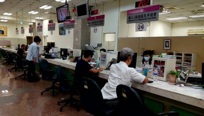 ▲移民署表示，全國疫情警戒27日起降至2級，呼籲外來人口依限辦理延期停留或依限離境。（圖／移民署提供）