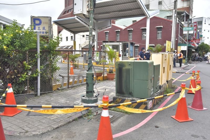 ▲7月19日下午高雄市區因大雨多處積淹水，高姓女子涉水行經鳳山區三民路停車場前疑似被電倒地，送醫搶救3天，仍不幸於昨（22）日晚間宣告不治。（圖／高雄市政府工務局提供）